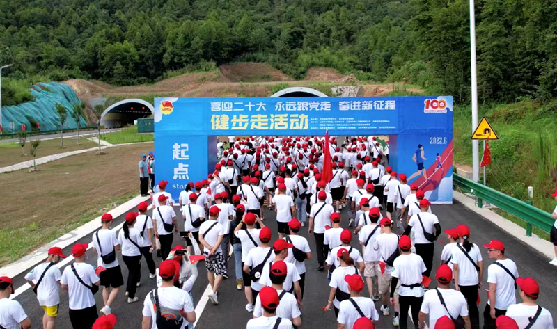 池州市團(tuán)委“喜迎二十大、奮進(jìn)新征程、永遠(yuǎn)跟黨走”健步走活動(dòng)在公司G318項(xiàng)目舉行6