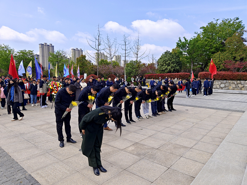 道路合周高速04標(biāo)黨支部聯(lián)合阜南項(xiàng)目到阜陽市和平公園革命烈士紀(jì)念館開展“祭先烈 學(xué)黨史 悟思想 建新功”活動(dòng)